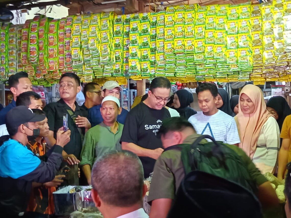 Kunjungan Anies Baswedan disambut Hangat Oleh Pembeli dan Pedagang Pasar Segiri Samarinda 