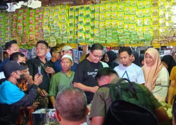 Kunjungan Anies Baswedan disambut Hangat Oleh Pembeli dan Pedagang Pasar Segiri Samarinda 