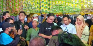 Kunjungan Anies Baswedan disambut Hangat Oleh Pembeli dan Pedagang Pasar Segiri Samarinda 