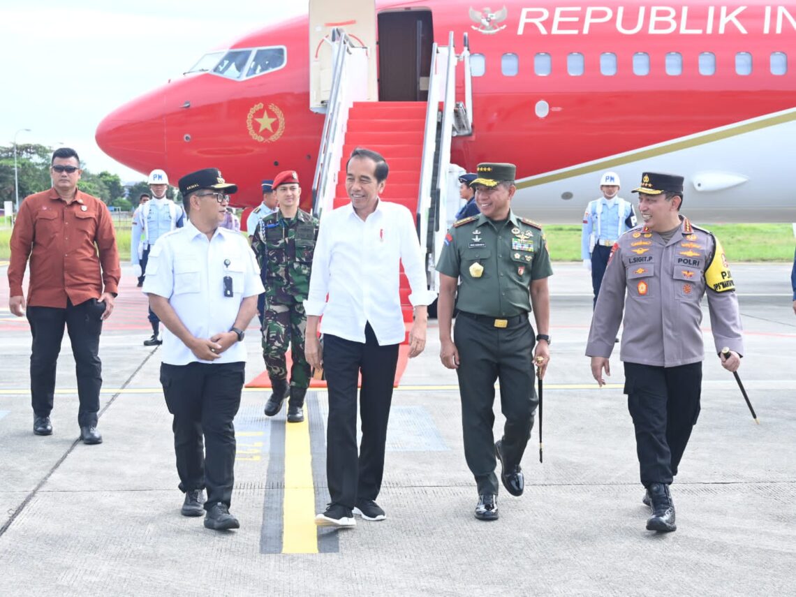 Pj Gubernur Kaltim Akmal Malik Sambut Kedatangan Jokowi di Bandara Internasional Sultan Aji Muhammad