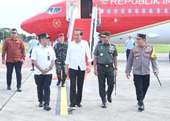Pj Gubernur Kaltim Akmal Malik Sambut Kedatangan Jokowi di Bandara Internasional Sultan Aji Muhammad 