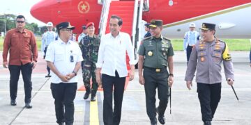 Pj Gubernur Kaltim Akmal Malik Sambut Kedatangan Jokowi di Bandara Internasional Sultan Aji Muhammad 