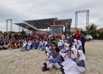 Rendi Solihin Serahkan Bantuan Bus Sekolah ke Kecamatan Muara Jawa