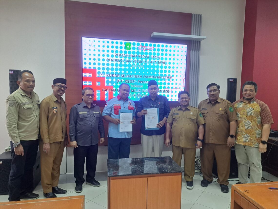 Kadispora Kukar Saksikan Penandatanganan Kerjasama Pengelolaan Kebun Sawit di Stadion Aji Imbut