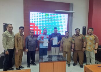 Kadispora Kukar Saksikan Penandatanganan Kerjasama Pengelolaan Kebun Sawit di Stadion Aji Imbut