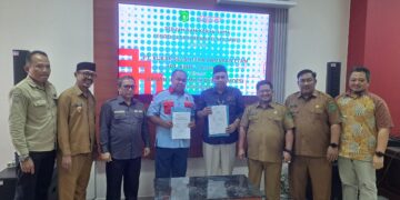 Kadispora Kukar Saksikan Penandatanganan Kerjasama Pengelolaan Kebun Sawit di Stadion Aji Imbut