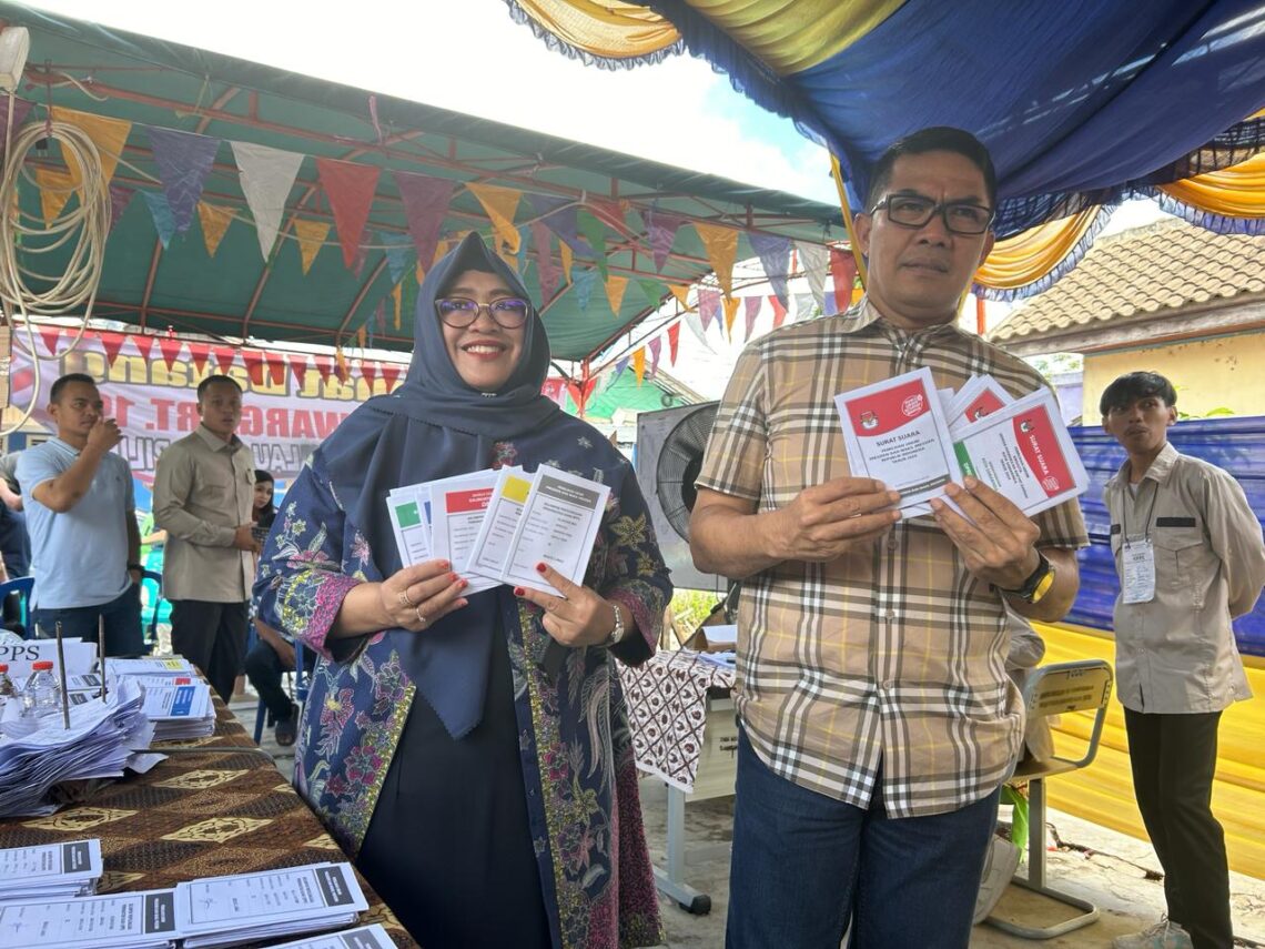 Wali Kota Samarinda Gandeng Istrinya Gunakan Hak Pilih Pada Pemilu 2024