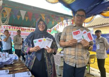 Wali Kota Samarinda Gandeng Istrinya Gunakan Hak Pilih Pada Pemilu 2024