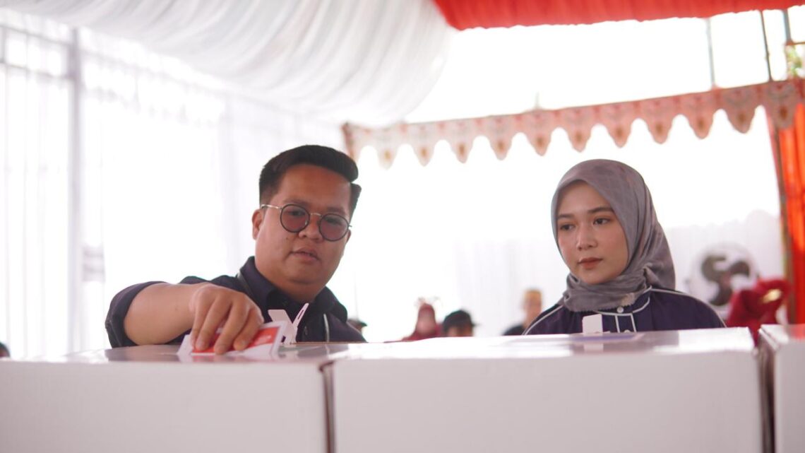 Wabup Kukar dan Istri Gunakan Hak Pilih di TPS 13 Samboja