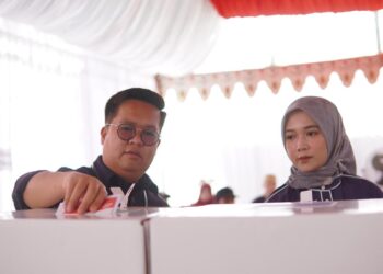 Wabup Kukar dan Istri Gunakan Hak Pilih di TPS 13 Samboja