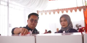 Wabup Kukar dan Istri Gunakan Hak Pilih di TPS 13 Samboja