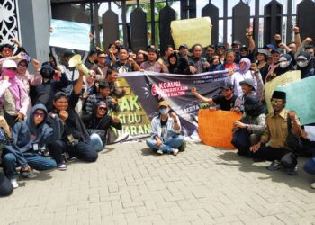 Jurnalis Samarinda Demo Depan DPRD Kaltim Tolak RUU Penyiaran 