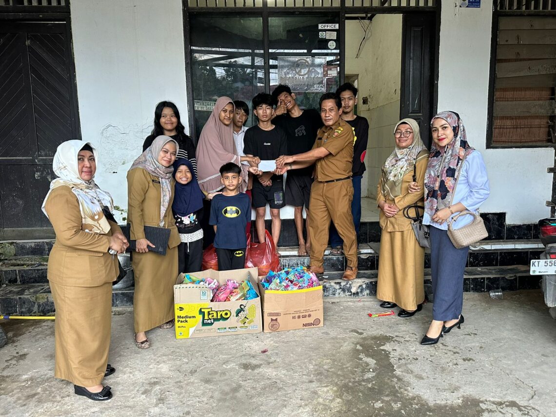 Agus Tri Sutanto Setwan Samarinda Berbagi Santunan di Hari Asyura