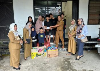 Agus Tri Sutanto Setwan Samarinda Berbagi Santunan di Hari Asyura