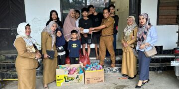 Agus Tri Sutanto Setwan Samarinda Berbagi Santunan di Hari Asyura