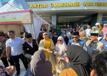 Gubernur Rudy Mas’ud Bagikan Takjil Gratis, Dorong Kemajuan UMKM Lokal di Bulan Ramadan