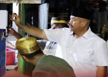 Bupati Edi Damansyah Resmikan Listrik Komunal di Desa Tani Baru