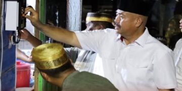 Bupati Edi Damansyah Resmikan Listrik Komunal di Desa Tani Baru