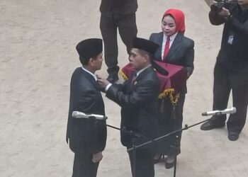 Yakob Pangendongan Resmi dilantik sebagai Anggota DPRD Samarinda.