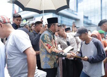 Gubernur Kaltim Tunjukkan Kepedulian di Hari Raya, Gelar Open House dan Salurkan 1.000 Santunan untuk Warga