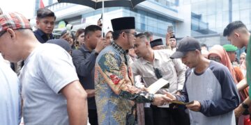 Gubernur Kaltim Tunjukkan Kepedulian di Hari Raya, Gelar Open House dan Salurkan 1.000 Santunan untuk Warga