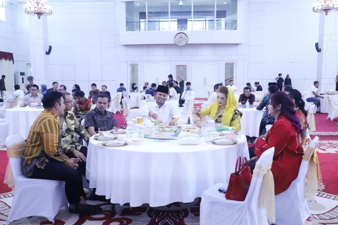 Tasyakuran Gelar Doktor, Gubernur Harum, Ilmu Harus Diamalkan dan Dibagikan