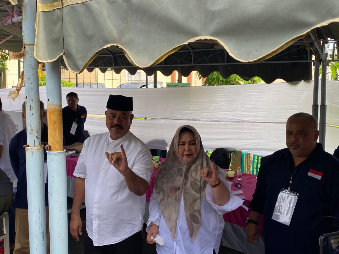 Bupati Kukar Nyoblos di TPS 22 Perumahan Arwana Kelurahan Timbau