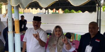 Bupati Kukar Nyoblos di TPS 22 Perumahan Arwana Kelurahan Timbau