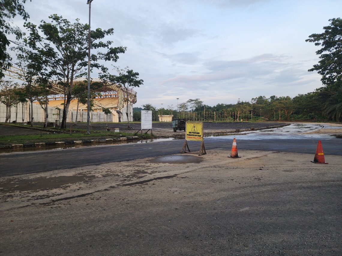  Dispora Kukar Aspal Jalan Stadion Aji Imbut Demi Kenyamanan dan Keselamatan Masyarakat Berolahraga