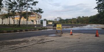  Dispora Kukar Aspal Jalan Stadion Aji Imbut Demi Kenyamanan dan Keselamatan Masyarakat Berolahraga