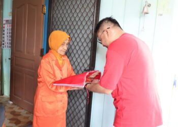 Kesbangpol Kukar Bagikan 1.500 Bendera Awali Gerakan Merah Putih Sambut HUT RI ke-80