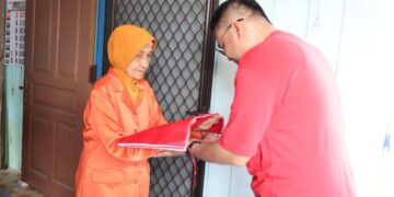 Kesbangpol Kukar Bagikan 1.500 Bendera Awali Gerakan Merah Putih Sambut HUT RI ke-80
