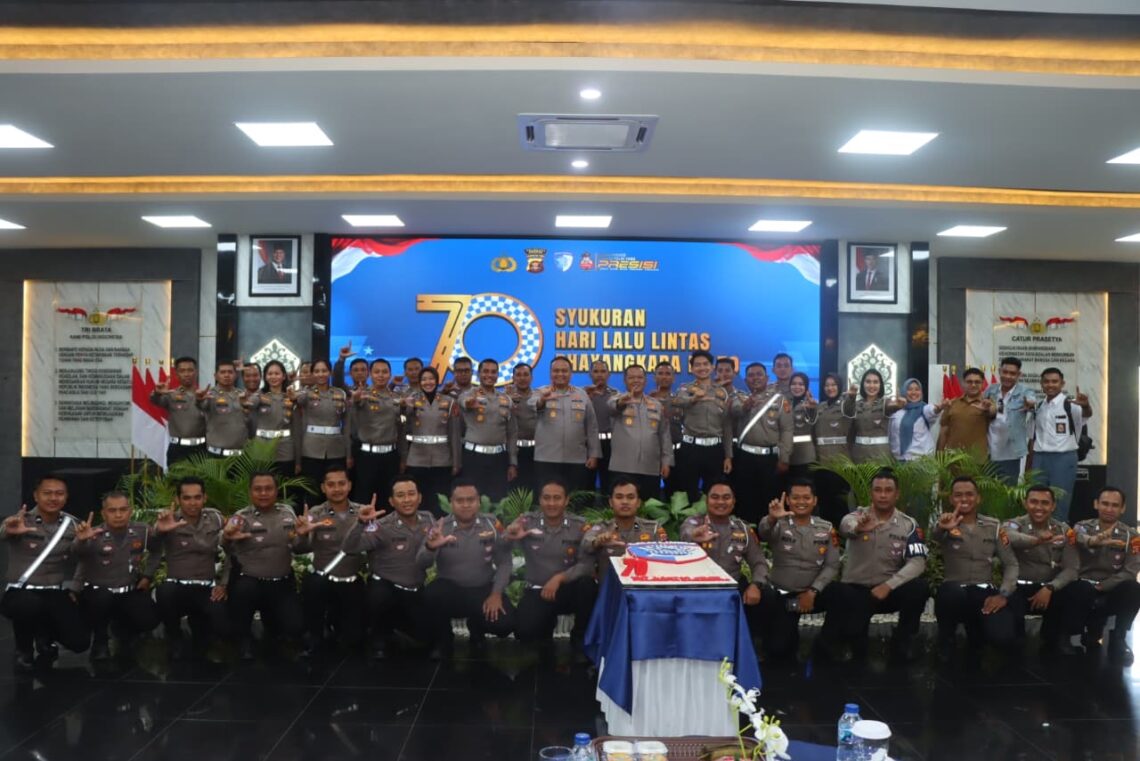 Satlantas Polresta Samarinda Gelar Syukuran HUT Lalu Lintas ke-70, Santuni Korban Laka dan Beri Penghargaan Personel Berprestasi