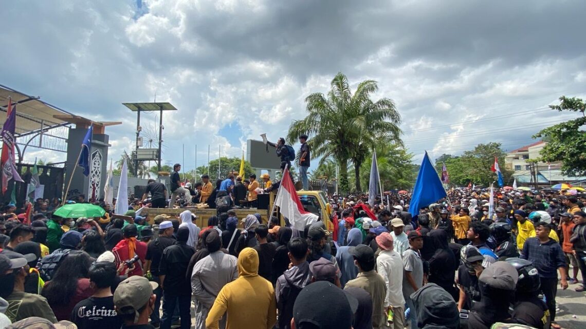 Gedung DPRD Kaltim Dikepung Ribuan Massa, Aksi Aliansi Mahakam Memanas hingga Ricuh