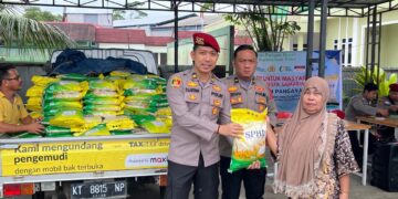 Polresta Samarinda dan Bulog Gelar GPM, 300 Karung Beras SPHP Diserbu Warga Samarinda Seberang