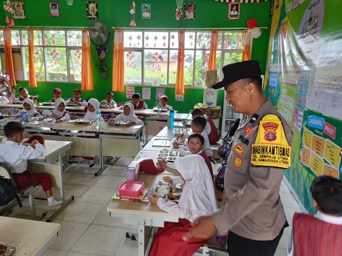 Distribusi Makan Bergizi Gratis Berjalan Lancar, Polsek Sungai Pinang Tegaskan Komitmen Kawal Program Nasional