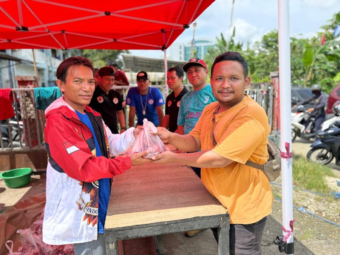 Momentum Iduladha, ITS Samarinda Bagikan 330 Paket Daging Kurban