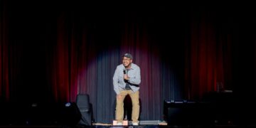 Stand Up Pandji Pragiwaksono Sukses di Samarinda, Bahas Rudy Mas’ud di ‘Kaltim Paradox’ Bikin Penonton bertanya tanya