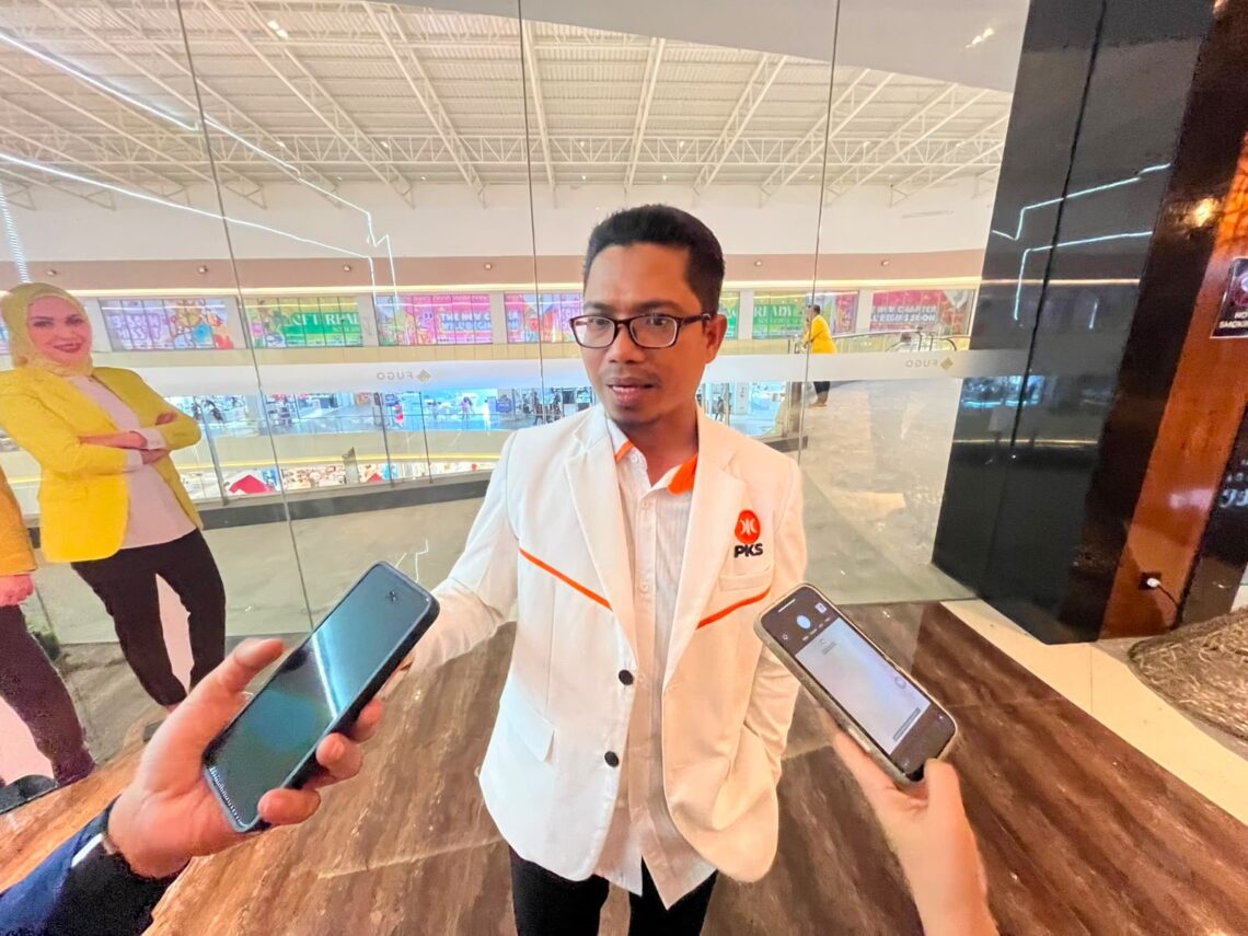 Ismail Latisi Dorong Pelajar Kenal Demokrasi Lewat Pembelajaran Langsung di DPRD