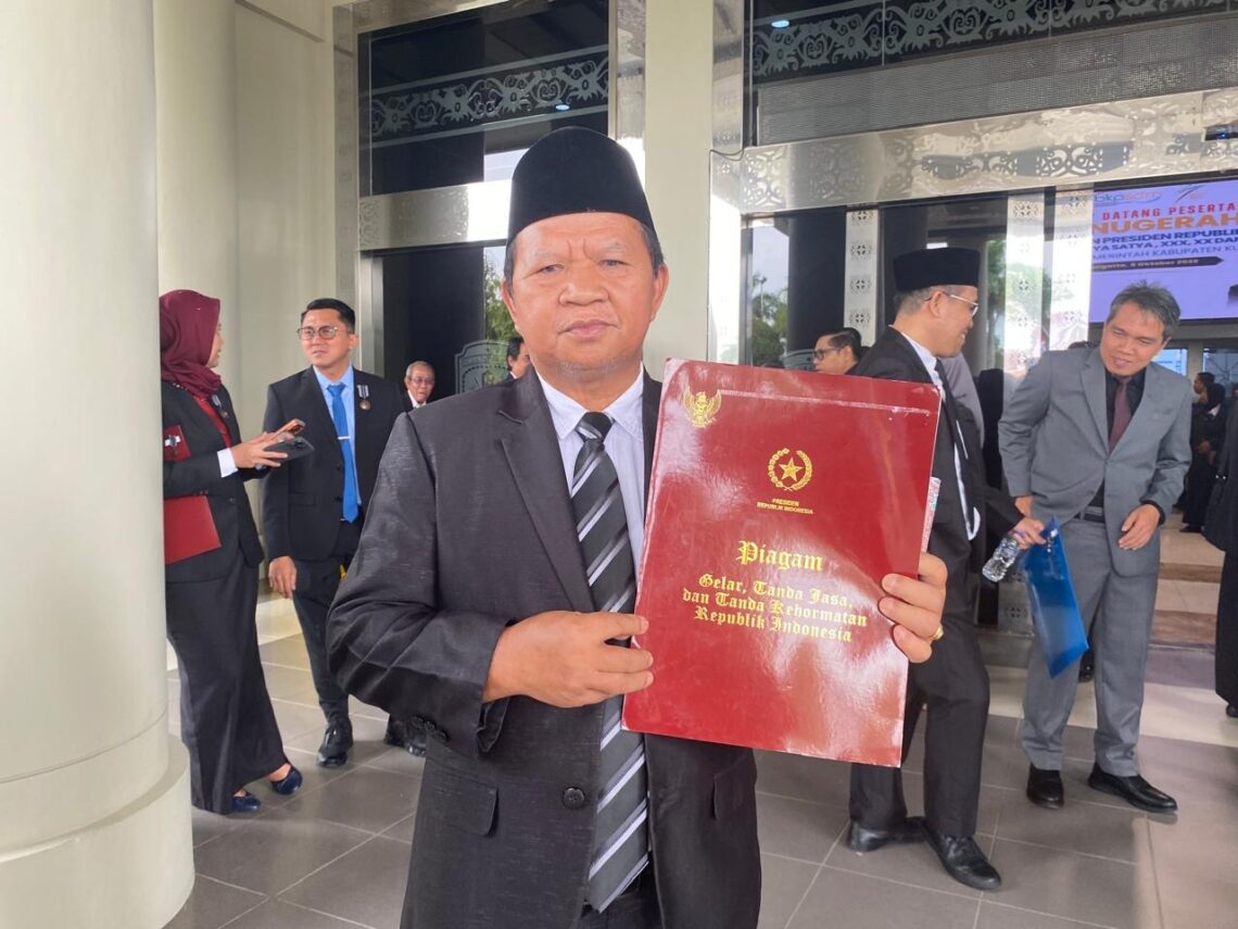 Terima Satyalencana Karyasatya, Simon Salombe Tekankan Pentingnya Mencintai Pekerjaan