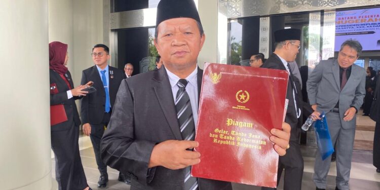 Terima Satyalencana Karyasatya, Simon Salombe Tekankan Pentingnya Mencintai Pekerjaan