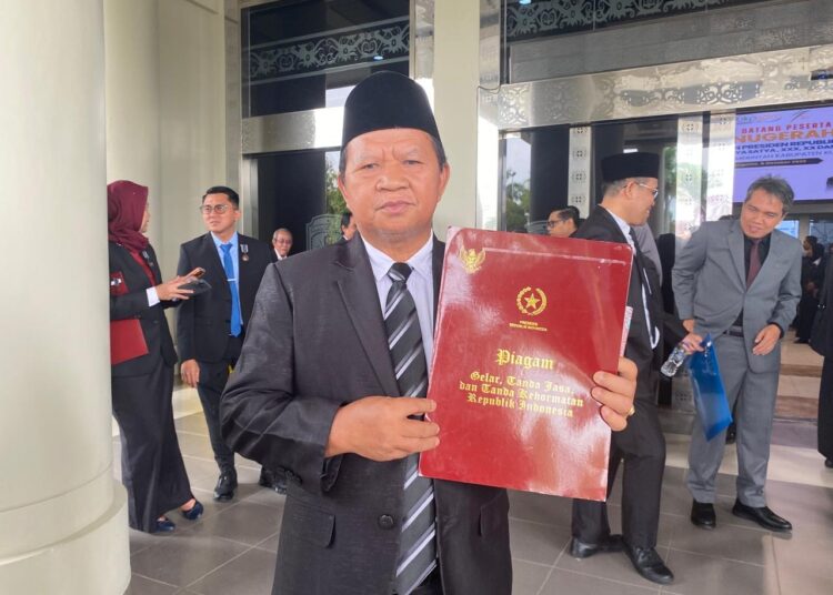 Terima Satyalencana Karyasatya, Simon Salombe Tekankan Pentingnya Mencintai Pekerjaan